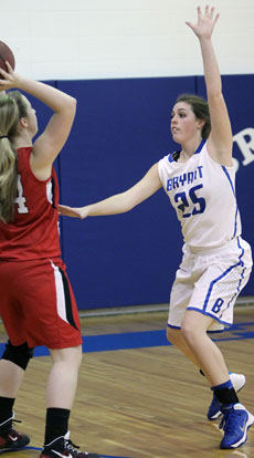 Bryant's Erica Smith (25) comes out to guard Vilonia's Jessica Brandon (34). (Photo by Rick Nation)