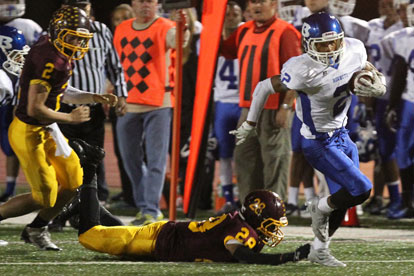 Brushawn Hunter (2) leaves Lake Hamilton defenders including Donnell West (28) in his wake on the way to a 200 yard night of total offense. (Photo by Rick Nation)