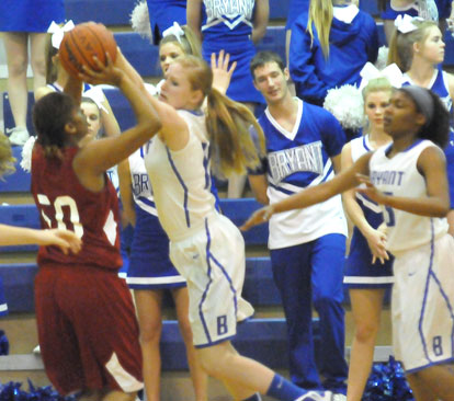 Kristen Scarlett (10) and Jayla Anderson (15) defend against Texarkana's Baliyah Moore. (Photo by Kevin Nagle)