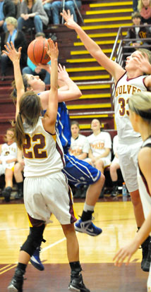 Bryant's Courtney Davidson left, goes to the off-hand to try to get a shot past Lake Hamilton's Kori Bullard. (Photo by Kevin Nagle)