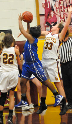 Dezerea Duckworth tries to get between Bullards, Kayla (22) and Kori (33) on the way to the basket. (Photo by Kevin Nagle)