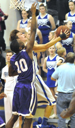 Bryant's Tyler Simmons goes for a reverse layup against El Dorado's Sandy Brown. (Photo by Kevin Nagle)