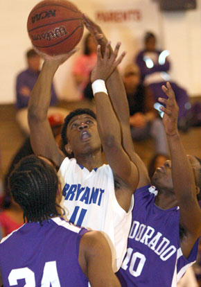 Strodney Davis shoots between a pair of El Dorado defenders. (Photo by Rick Nation)