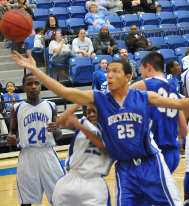 Jaelynn Jones reaches to try to save a loose ball. (Photo by Kevin Nagle)