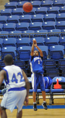 Tim Kelly launches a 3. (Photo by Kevin Nagle)