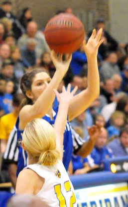 Peyton Weaver releases a jumper. (Photo by Kevin Nagle)