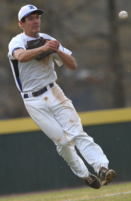 Brandan Warner fires to first. (Photo by Rick Nation)