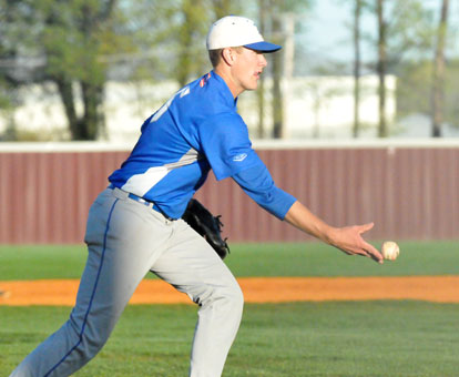 Hornets pitcher Nate Rutherford underhands a throw to first after fielding a comebacker. (Photo by Kevin Nagle)