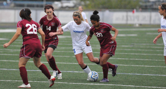 Bryant's Bailey Gartrell maneuvers through a crowd of Texarkana defenders. (Photo by Kevin Nagle)