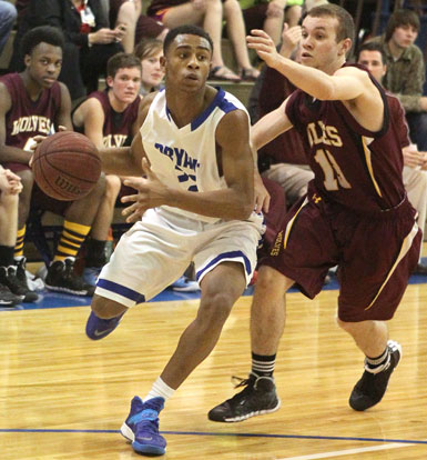 Romen Martin drives around Lake Hamilton's Andrew Broadbent. (Photo by Rick Nation)