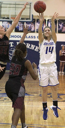 Peyton Weaver (14) takes a shot. (Photo by Rick Nation)