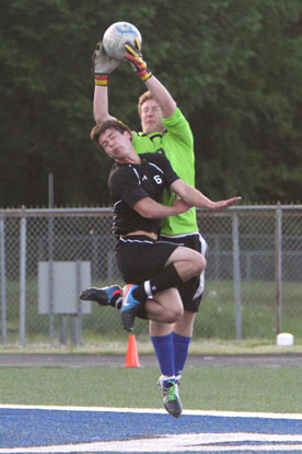 Hornets keeper Slade Lewis grabs the ball in traffic on a shot by Searcy. (Photo by Rick Nation)