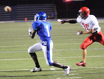 Jakalon Pittman prepares to haul in a pass. (Photo by Kevin Nagle)