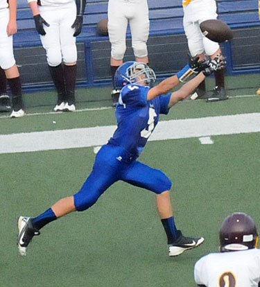 Wyatt Hoyt goes after a Lake Hamilton pass that was overthrown. (Photo by Kevin Nagle)