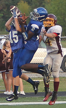 Randy Thomas (2) and Sam Perryman (15) make a bid for an interception. (Photo by Rick Nation)