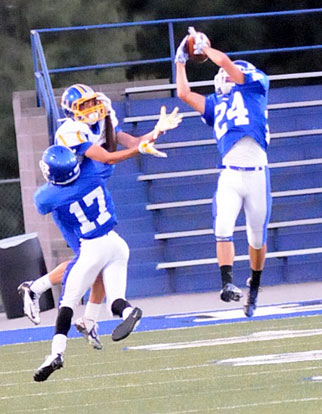 Nick Hardin (24) and Lowell Washington (17) break up a Hot Springs Lakeside pass. (Photo by Kevin Nagle)