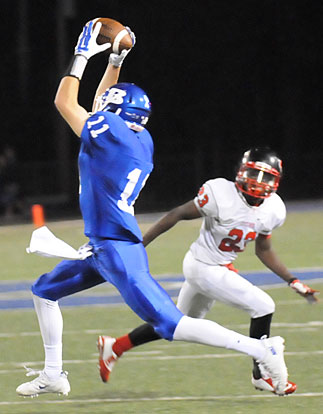 Evan Lee hauls in a pass, one of his four receptions in the game. (Photo by Kevin Nagle)