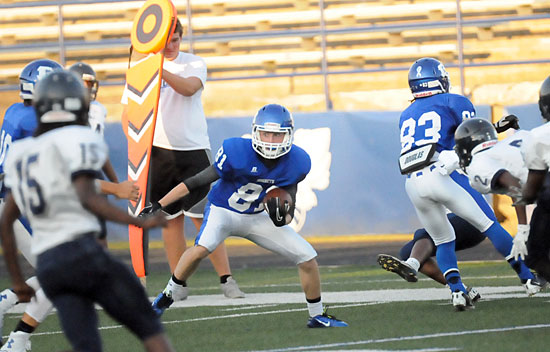 Seth Tucker (81) picks up a block by Najee Hunt (83) and looks to cut back. (Photo by Kevin Nagle)