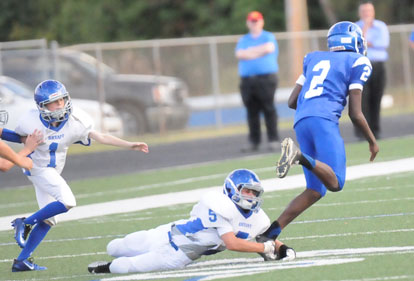 Randy Thomas (2) cuts past Brandon Jett (5) and Max Hanner (1). (Photo by Kevin Nagle)