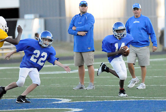 Arlon Jenkins sprints to the corner with Julian Gomez (22) looking to throw a block. (Photo by Kevin Nagle)