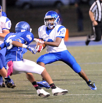 Keethan Hudson (10) cuts back. (Photo by Kevin Nagle)