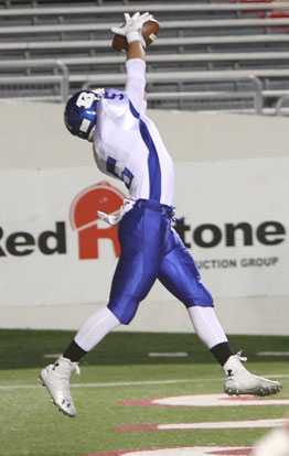 Sophomore Austin Kelly goes high to haul in a touchdown pass. (Photo by Rick Nation)