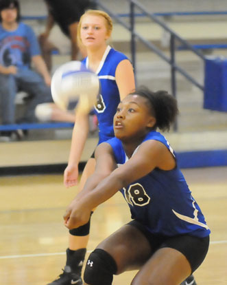 Jad'n Nichols receives a serve as teammate Macey Loudon moves up. (Photo by Kevin Nagle)