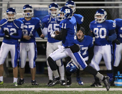 Evan Lee heads upfield on a 67-yard touchdown reception. (Photo by Rick Nation)