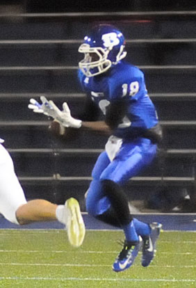 Quentin Royal prepares for the arrival of a pass. (Photo by Kevin Nagle)