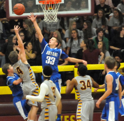 Brooks Ellis (33) tries to block a Lake Hamilton shot. (Photo by Kevin Nagle)