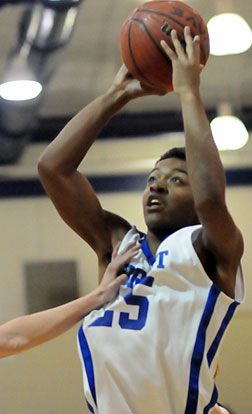 Braylen Steen looks to score. (Photo by Kevin Nagle)