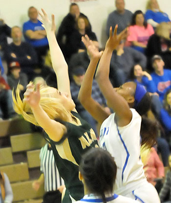 jakeria Otey (right) goes up for a shot over Alma's Abbye Ostrander. (Photo by Kevin Nagle)