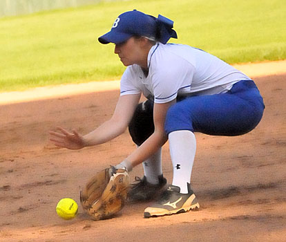 Shayla McKissock fields a grounder at second. (Photo by Kevin Nagle)