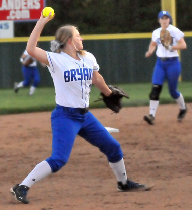 Shortstop Mallory Theel fires to first. (Photo by Kevin Nagle)