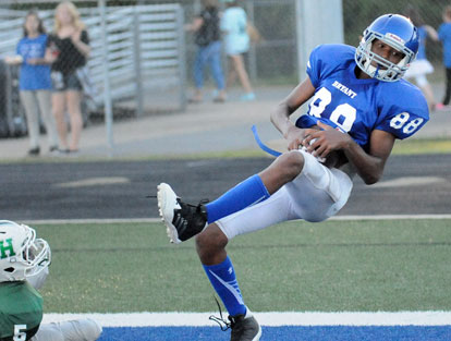 Catrell Wallace cradles the ball on a touchdown catch during Tuesday's game. (Photo by Kevin Nagle)