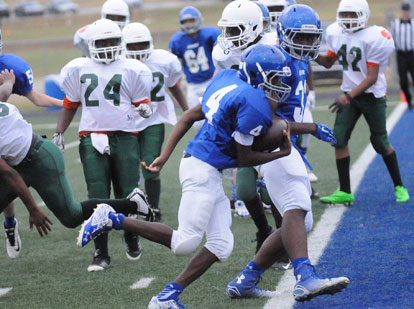 Hornets quarterback Derrick Rose (4) scores on a two-point conversion. (Photo by Kevin Nagle)