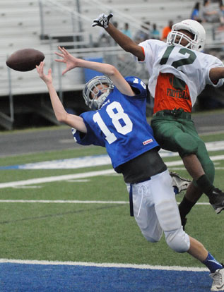 Gage Stark (18) tries to haul in a pass on a two-point conversion. (Photo by Kevin Nagle)