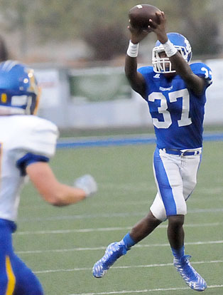 Jeremiah Long hauls in a pass. (Photo by Kevin Nagle)