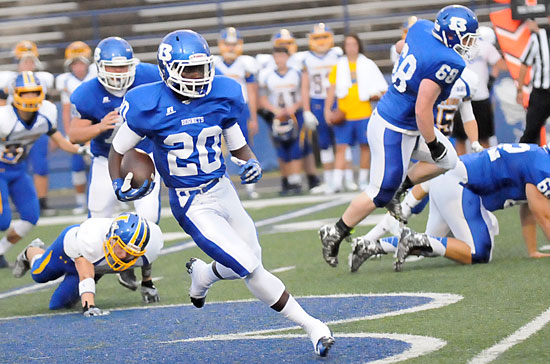 Jakalon Pittman (20) takes advantage of the blocks of Kobi Riffe (78), Chandler Davis (68) and Preston Kyzer (62). (Photo by Kevin Nagle)