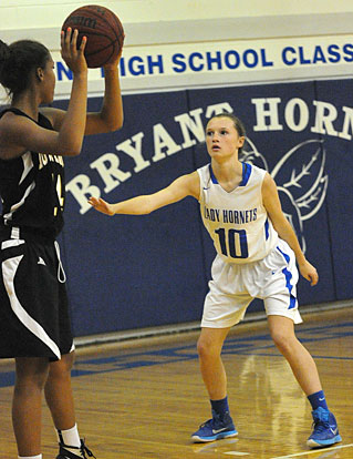 Ashlyn Thompson (10) defends on the perimeter. (Photo by Kevin Nagle)