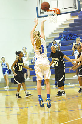 Rachel Studdard attempts a 3. (Photo by Kevin Nagle)