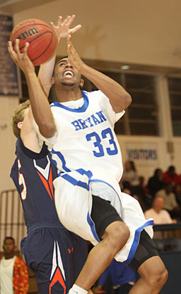 Romen Martin (33) fights his way to the rack. (Photo by Rick Nation)