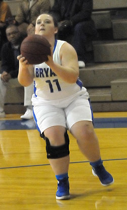 Carolyn Reeves lines up a shot. (Photo by Kevin Nagle)
