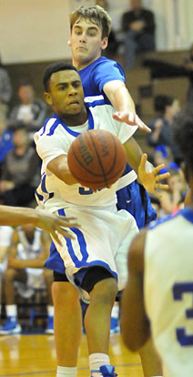 Romen Martin drops off a pass to teammate Lowell Washington while being pressured by Conway's Clay Bradshaw. (Photo by Kevin Nagle)