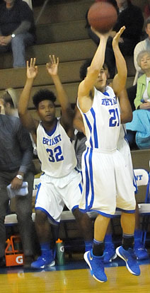 Lowell Washington (32) anticipates a 3-pointer by Jordan Walker (21). (Photo by Kevin Nagle)