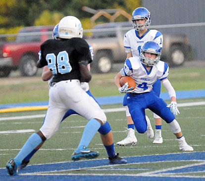 River Gregory (4) picks up a block as he turns upfield following a handoff from Garrett Wilson (1). (Photo by Kevin Nagle)