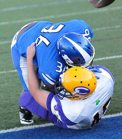 Kris King (36) powers into the end zone. (Photo by Kevin Nagle)