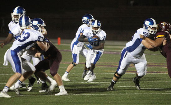 Jeremiah Long takes a handoff from quarterback Ren Hefley as Luke Curtis (83) and Preston Kyzer (55) help clear the way. (Photo by Rick Nation)