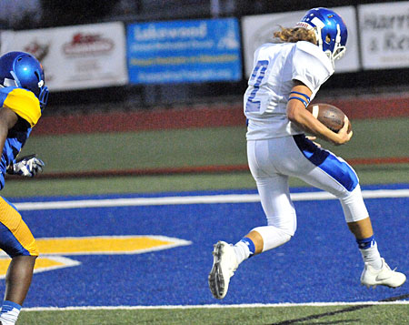 Gavin Wells scores on a 51-yard pass. (Photo by Kevin Nagle)