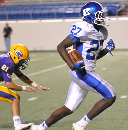 Randy Thomas (27) dashes upfield with Ridge Fletcher in futile pursuit. (Photo by Kevin Nagle)